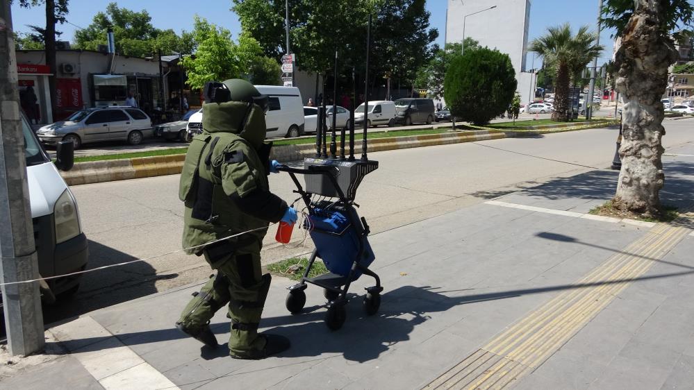 Adıyaman merkez Gölbaşı Caddesi Mimar Sinan Parkı önünde bulunan kaldırımda bir sırt çantasını fark eden vatandaşlar urumu polis ekiplerine bildirdi.