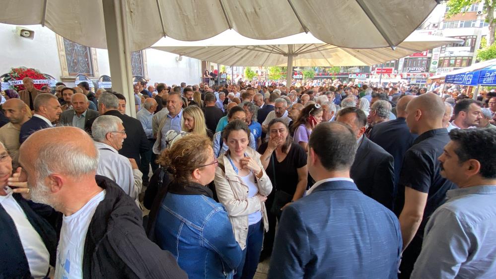 İzmit Fevziye Cami'nde düzenlenen cenaze törenine CHP Kocaeli Milletvekilleri Harun Yıldızlı, Mühip Kanko, Nail Çiler, İl Başkanı Bülent Sarı, eski milletvekili Hikmet Erenkaya, Karamürsel Belediye Başkanı Ahmet Çalık, İzmit Belediye Başkanı Fatma Kaplan Hürriyet, Makine Mühendisleri Odası Kocaeli Şube Başkanı Mehmet Ali Elma, meslektaşları ve sevenleri katıldı.