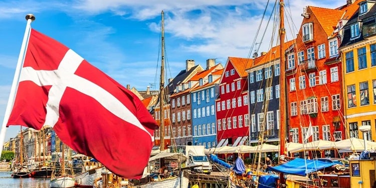 Danimarka, dünyanın en mutlu ikinci ülkesi olarak kabul edilir ve yüksek yaşam standartlarına sahiptir.