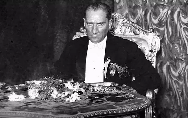 Atatürk simetri ve Düzen takıntısı ile bilinirdi