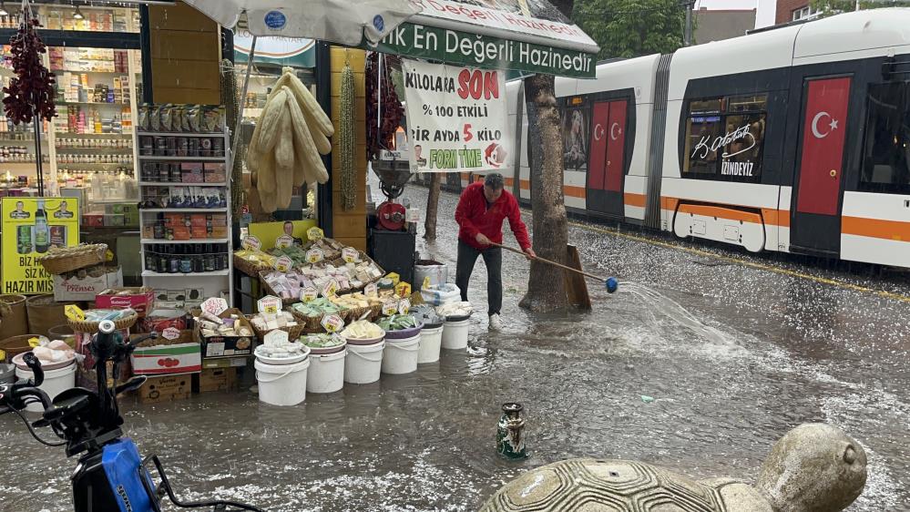 Esnaf yağmur suyunu işletmelerlerinden tahliye etmek için çaba sarf etti.