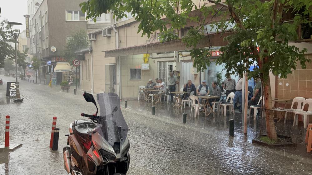 Meteorolojinin uyarılarına rağmen tedbirsiz bir şekilde dışarıda bulunan vatandaşlar fındık büyüklüğündeki dolulardan ve sağanak yağmurdan korunmak için sığınacak bir yer ararken, dolu sonrasında yollar adeta beyaza büründü. 