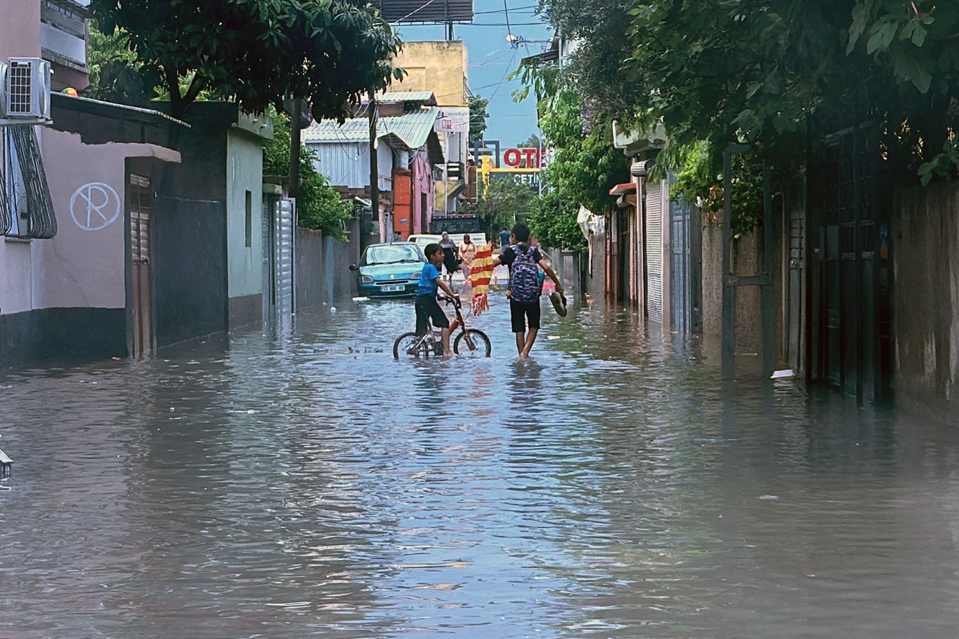 Adana'da 1 saatlik sağanak, şehri felç etti!