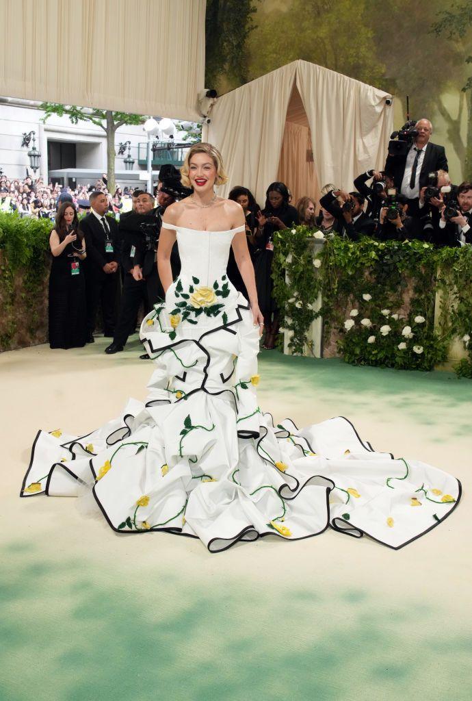 Gigi Hadid bu met galada da şıklığıyla göz doldurdu. Sarı gül detaylı kıyafeti moda ustalarında tam not aldı.