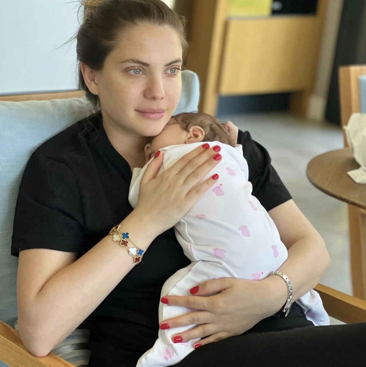 Eda Ece, kızı Mina İpek ile mutlu anlar paylaşıyor