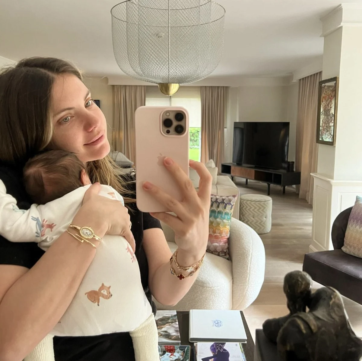 Guzel Oyuncu Eda Ecenin Kizi Mina Ile Yeni Paylasimi Cok Begenildi2