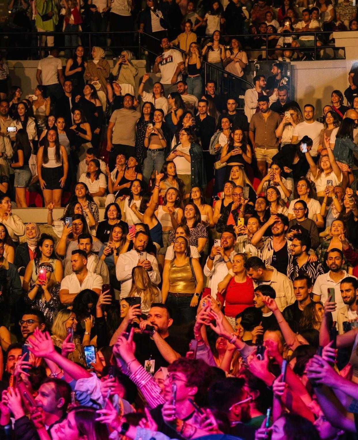 İzmir konserinde büyüledi