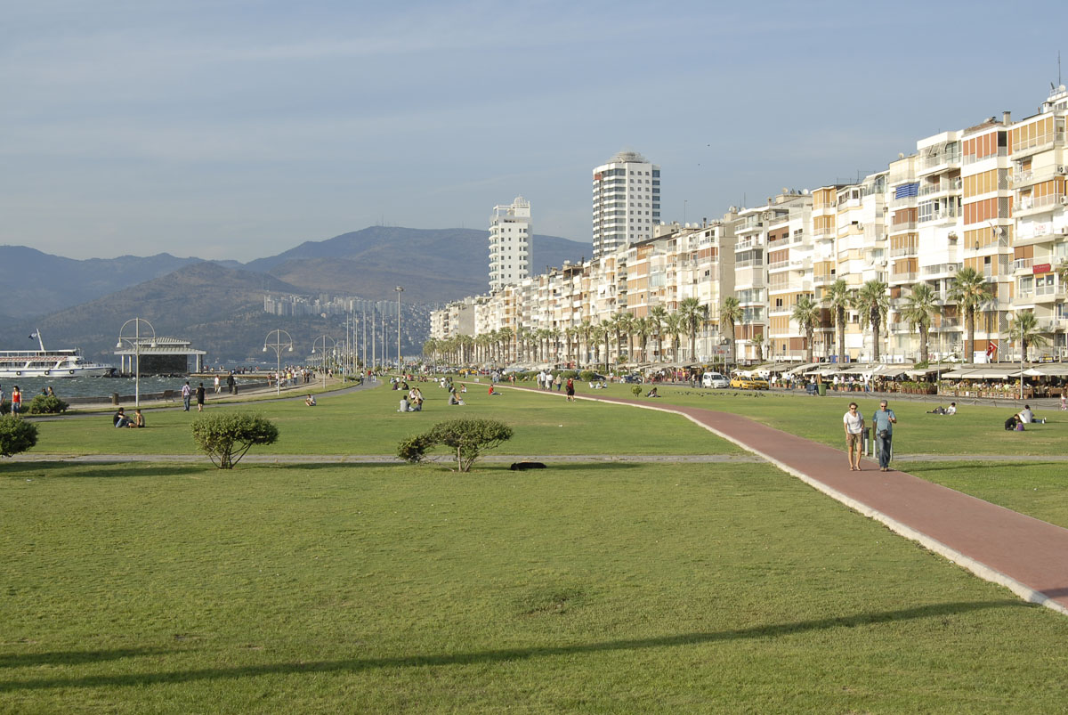 Izmir Kordonda Vakit Geçirmek