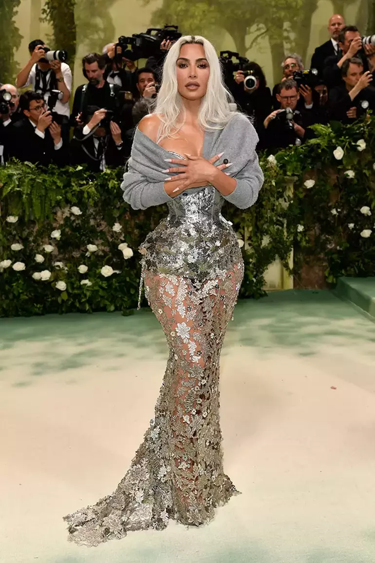 Bir Met Gala olurda Kim Kardashian olmaz mı? tabii ki olmaz belini neredeyse yok eden ve yürümekte oldukça zorlanan Kim yine adından bahsettirmeyi başardı.