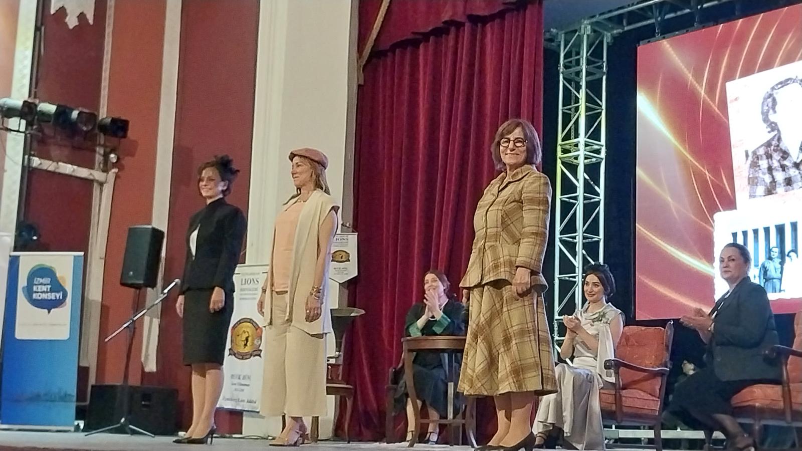 Kadın Belediye Başkanları Türkiye’nin ‘İlk’lerini canlandırdı; tiyatral gösteri çok beğenildi, ayakta alkışlandı