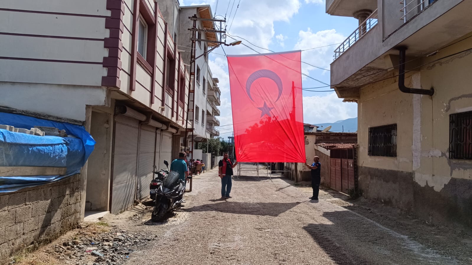 Babaevinin önüne Türk bayrağı asıldı