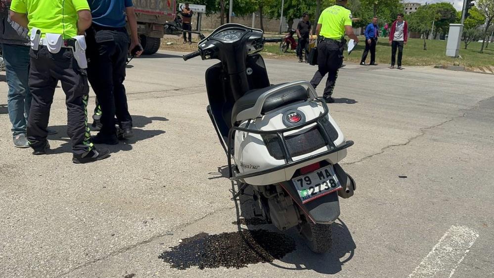 Hamza Kırmızı (27) yönetimindeki 79 MA 2738 plakalı motosiklete çarptı