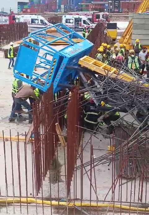 3 işçi demirlerin altında kalırken, mesai arkadaşları yardıma koştu