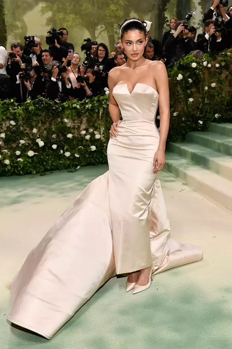 Met Gala denilince akla gelen ilk isimlerden, Kardashianların göz bebeği Kylie Jenner bu sefer göz bebeği olamadı. Seçtiği kıyafet oldukça basit ve sıkıcı bulundu.