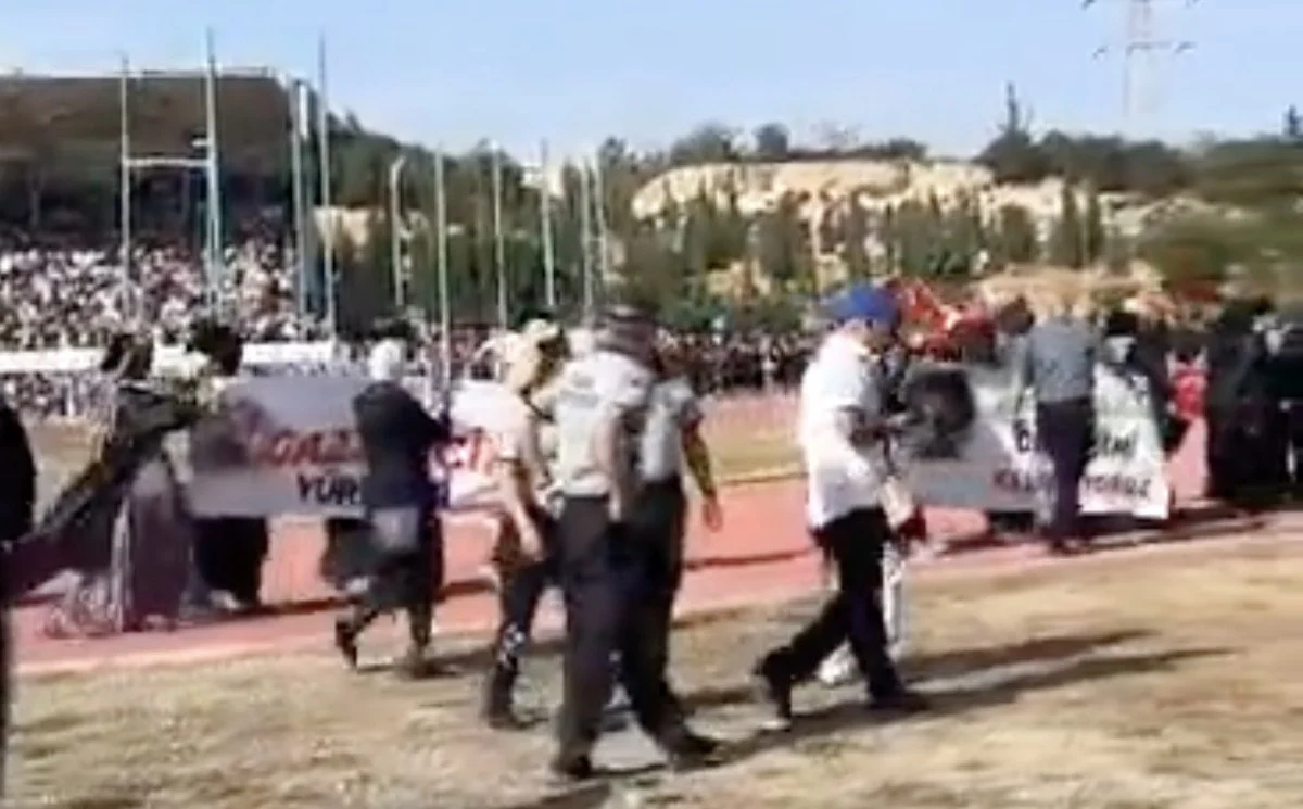 Mersin Üniversitesinde Gazze Pankartına Müdahele