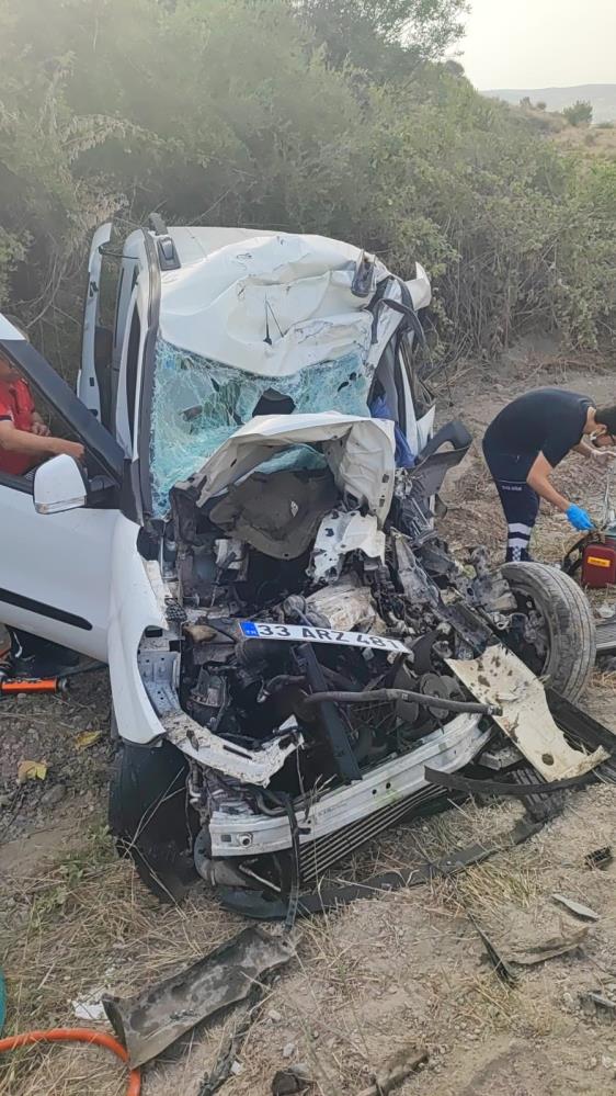 H.E. (75) idaresindeki 33 ARZ 481 plakalı Ford marka hafif ticari araç,