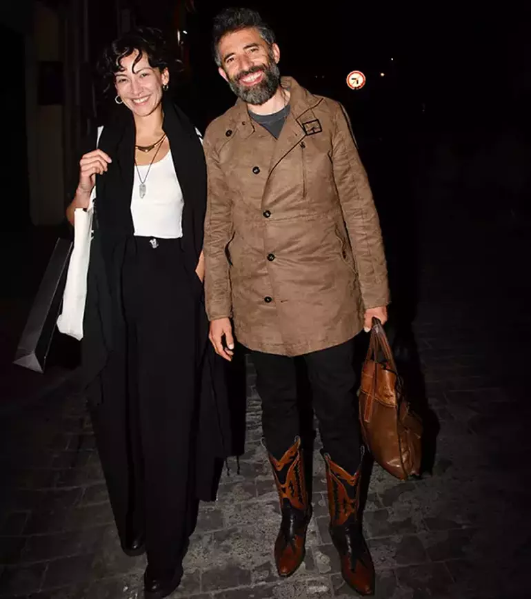 Turak'ın çizmeleri ve Çınar'ın piercing'i dikkat çekti