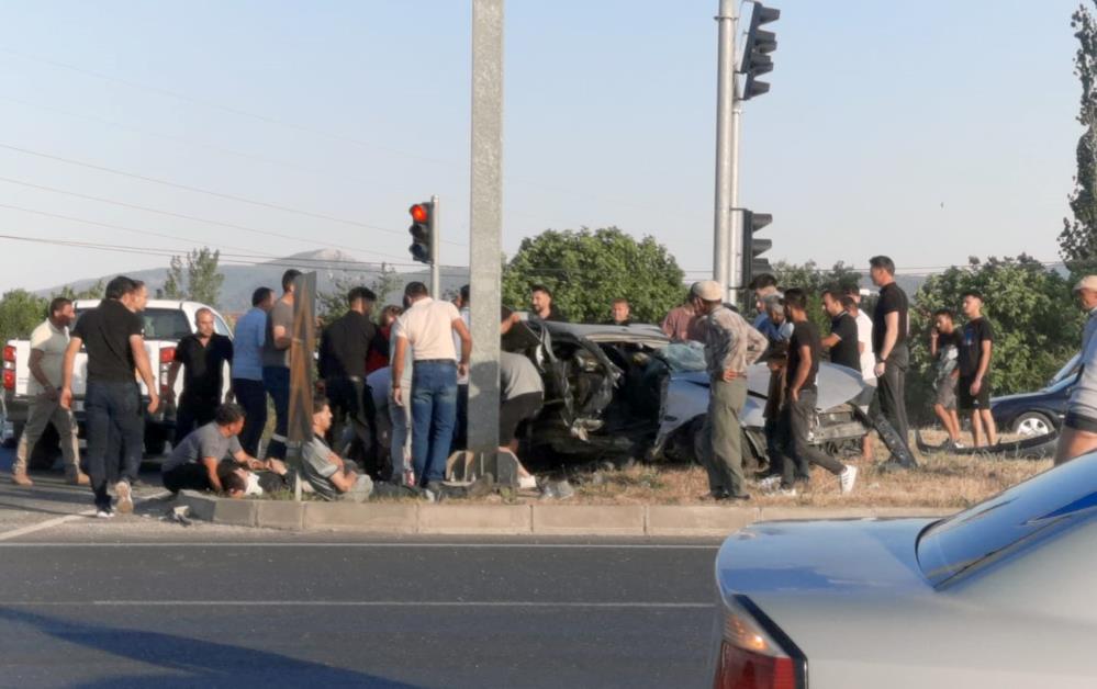 Kazada araçtaki 4 kişiden üçü kendi imkanları ile araçtan çıkarken, bir kişi araç içinde sıkıştı.