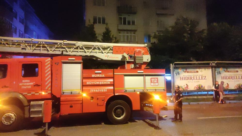 Olay yerine çok sayıda polis, sağlık ve itfaiye ekibi yönlendirildi.