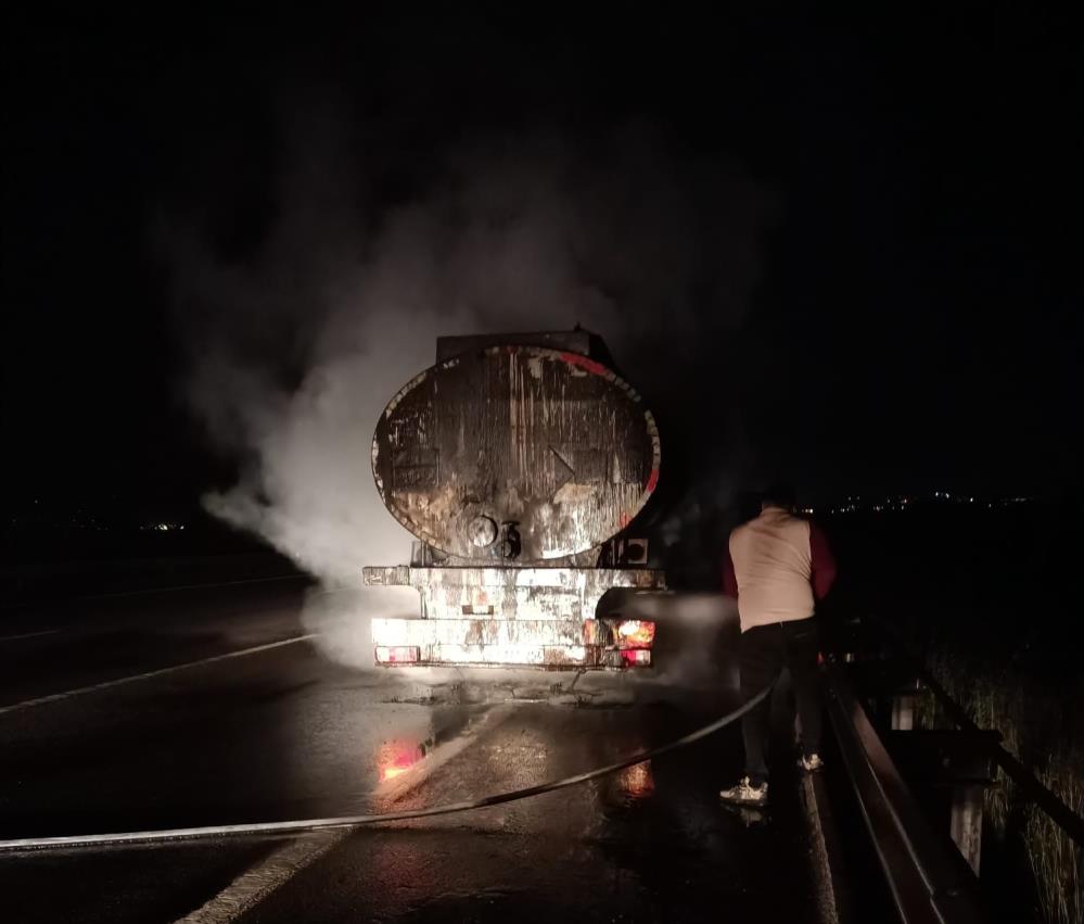 Ekiplerin zamanında müdahalesiyle alevlere teslim olan tanker söndürüldü, bir facianın önüne geçildi.