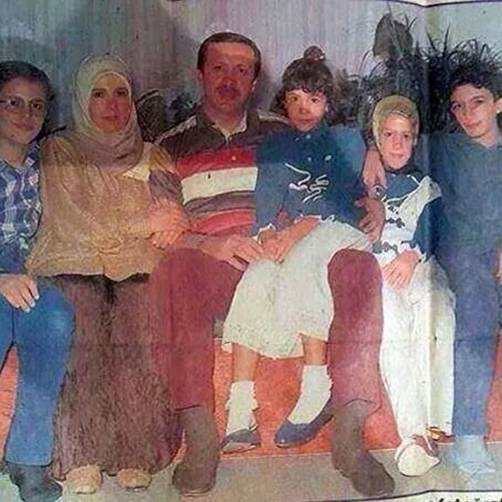 Ailenin üçüncü çocuğu olan Tayyip Erdoğan'ın üç erkek ve bir kız kardeşi vardır.