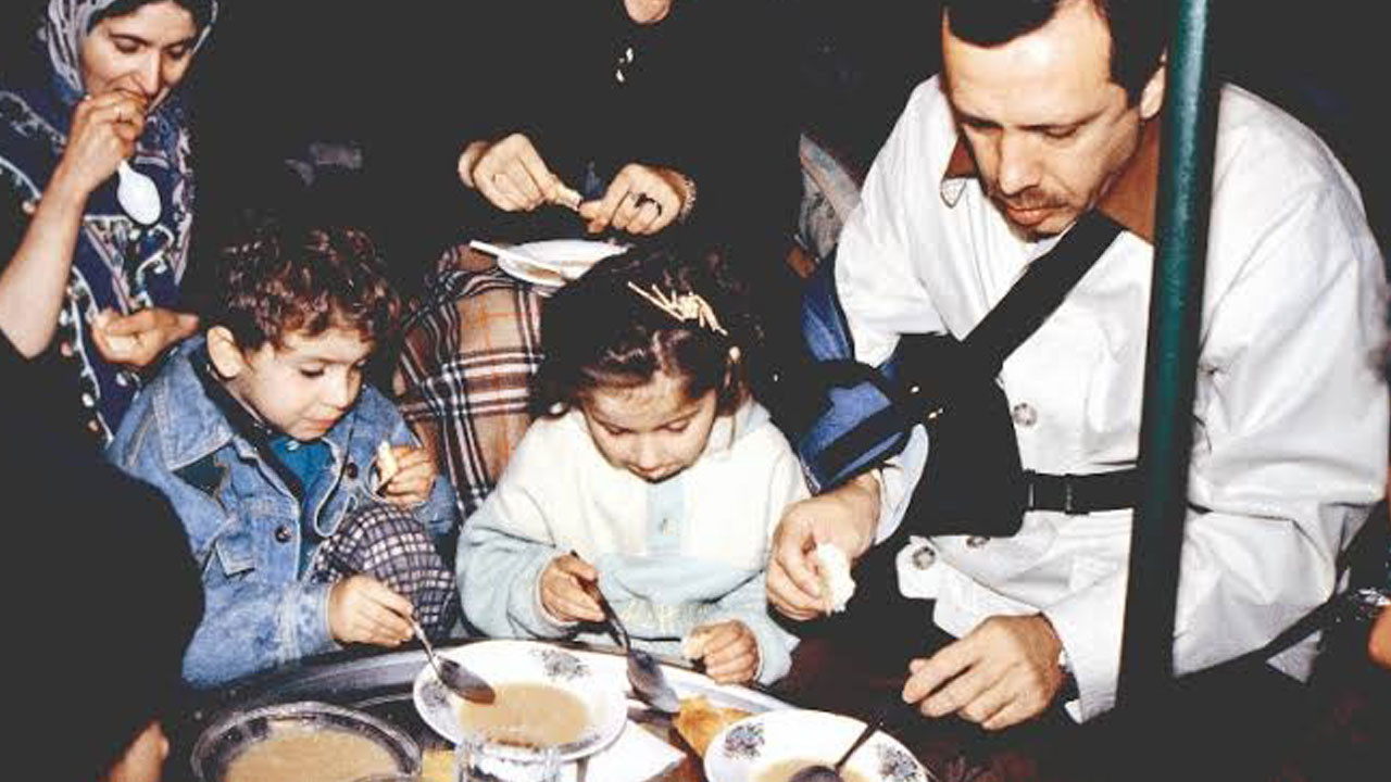 En sevdiği yemek:  1-) Kara lahana sarması ve  Mantıdır