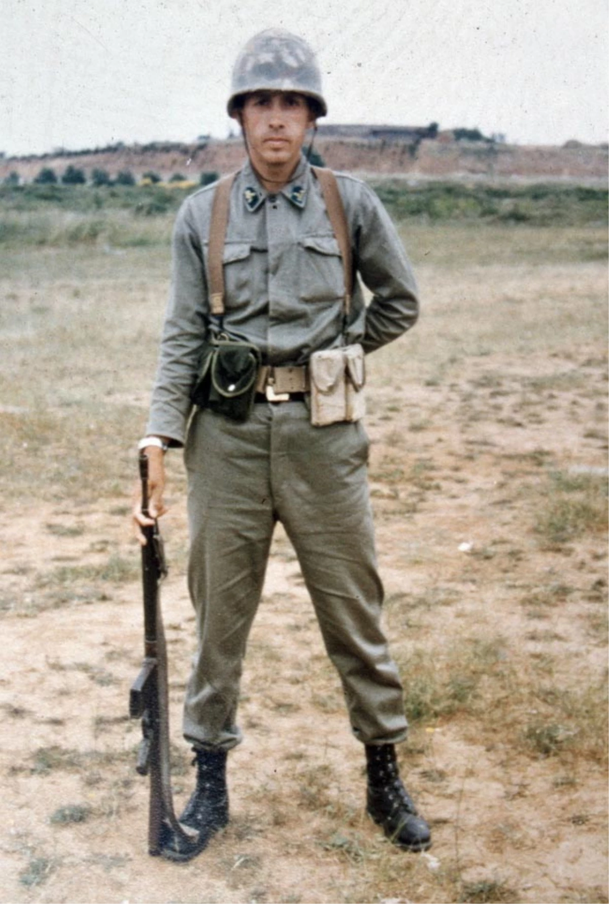 1982 yılında ise vatani görevi için askere gitti. Yedek subay eğitimini Tuzla Yedek Subay Piyade Okulu’nda yapan Erdoğan, İstanbul Hasdal’da 77. Piyade alayında askerliğini tamamladı. 