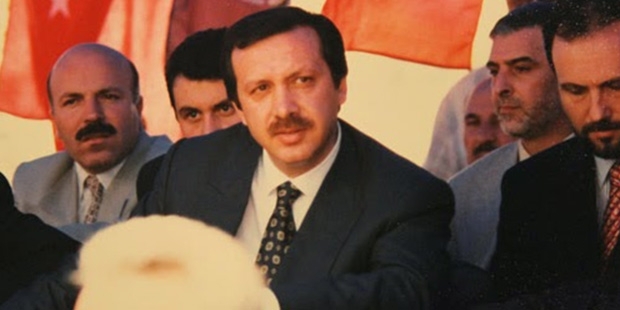 1984’te Refah Partisi Beyoğlu İlçe Başkanı , 1985’te Refah Partisi İstanbul İl Başkanı oldu. 1994’te İstanbul Büyükşehir Belediye Başkanlığına seçilen Cumhurbaşkanı Recep Tayyip Erdoğan, 1997’de Siirt’te okuduğu şiirden dolayı hapis cezası alarak siyasi yasaklı oldu. İstanbul Büyükşehir Belediye Başkanlığı görevine son verildi.  4 ay cezaevine kaldı. 