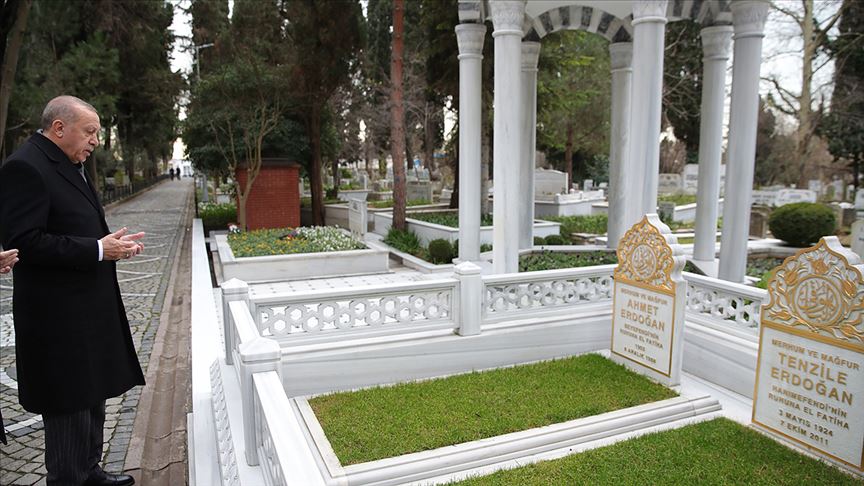 Babası: Ahmet Erdoğandır 1988’de hayatını kaybetmiştir. Annesi: Tenzile Erdoğandır 2011’de hayatını kaybetmiştir.