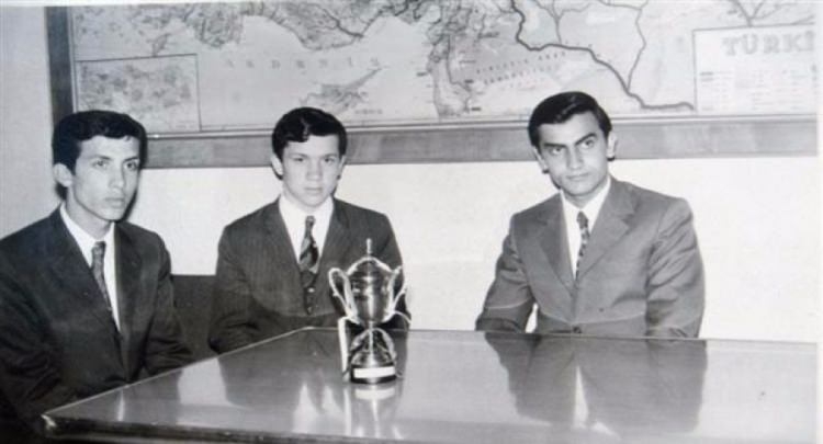 Babasının, 13 yaşında Rize İli Güneysu ilçesinden İstanbul Kasımpaşa’ya göç ettiği biliniyor.