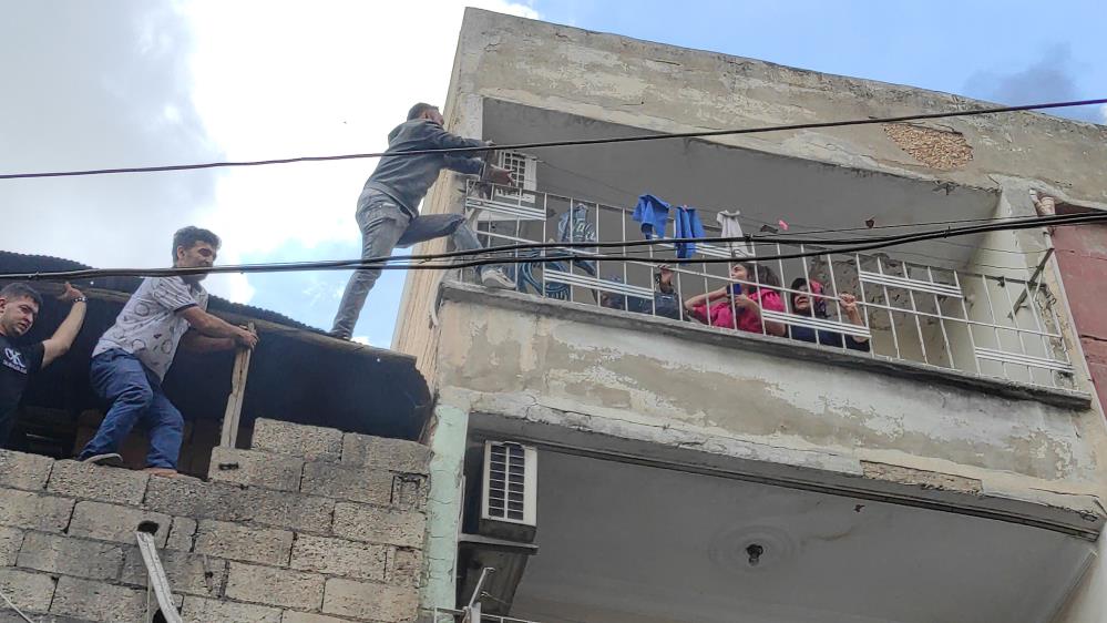 Dumanların sardığı binada mahsur kalan 5 kişilik aile, balkona çıkarak gözyaşları arasında yardım çığlıkları attı.