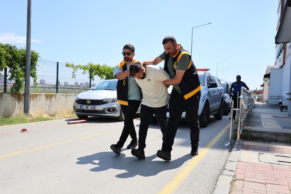 Sürücü Ahmet Y. ve üzerinden kimlik çıkmayan kişiyi polis araçtan indirdi. Kimliksiz şüphelinin yapılan üst taramasında çelik yelek giydiği belirlendi. 