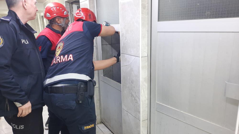 Kilitli olan kapı Sivas Belediyesi itfaiye ekiplerince kırılarak açıldı