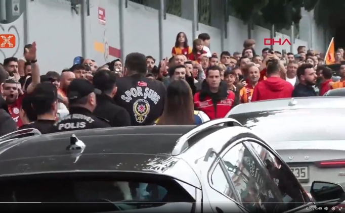 Bu sırada tesislerin önünde toplanan Galatasaraylı taraftarlar, kadını yuhallamaya başladı