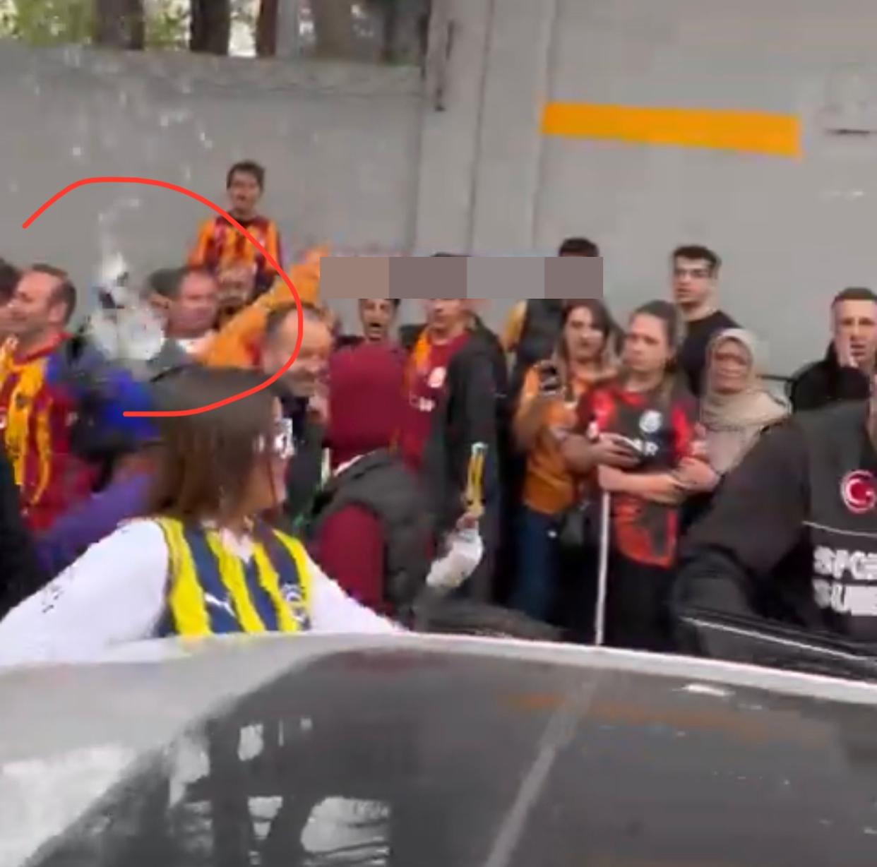 Bir şahıs ise Fenerbahçeli kadına şişe fırlattı