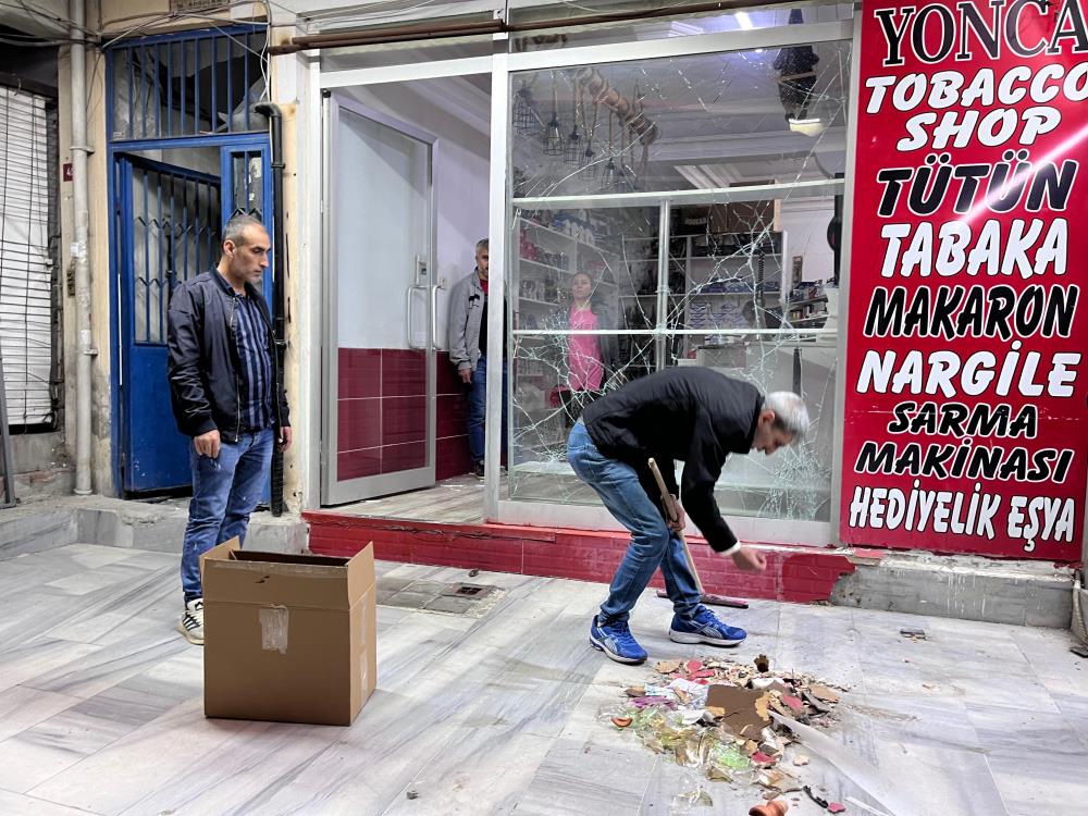 Şüpheliler, ellerindeki ses bombasını içeri attıktan sonra geldikleri motosiklet ile uzaklaşarak kayıplara karıştı.