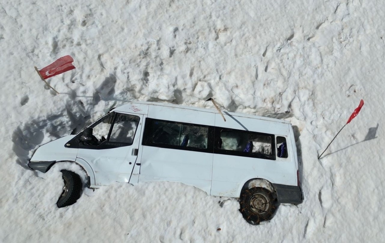 Van Çığ Altınada Kalan Minibüs