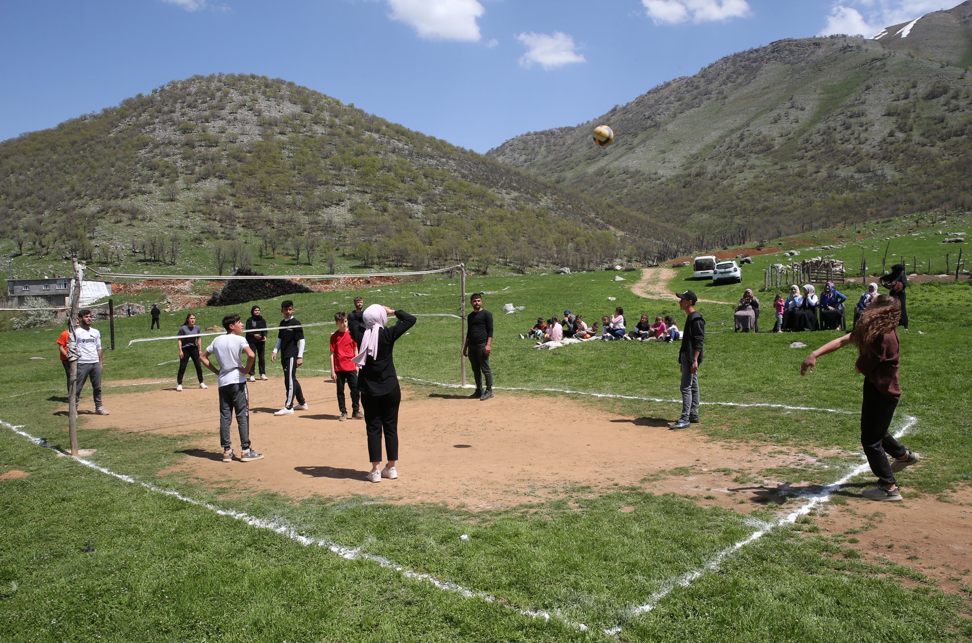 BOŞ ALANI VOLEYBOL SAHASINA DÖNÜŞTÜRDÜ