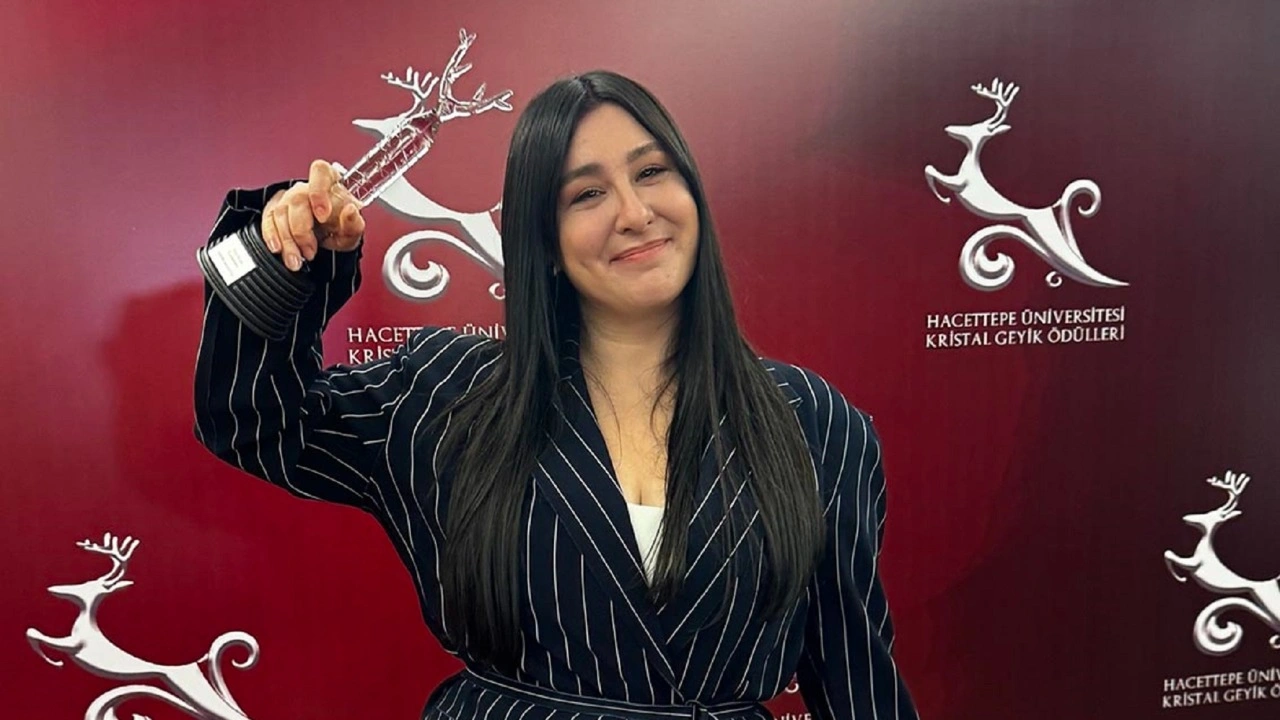 Yasemin Sakallıoğlu 'Yılın En İyi Komedyeni', Evrim Alasya ise 'Yılın En İyi Kadın Oyuncusu' ödüllerine layık görüldü