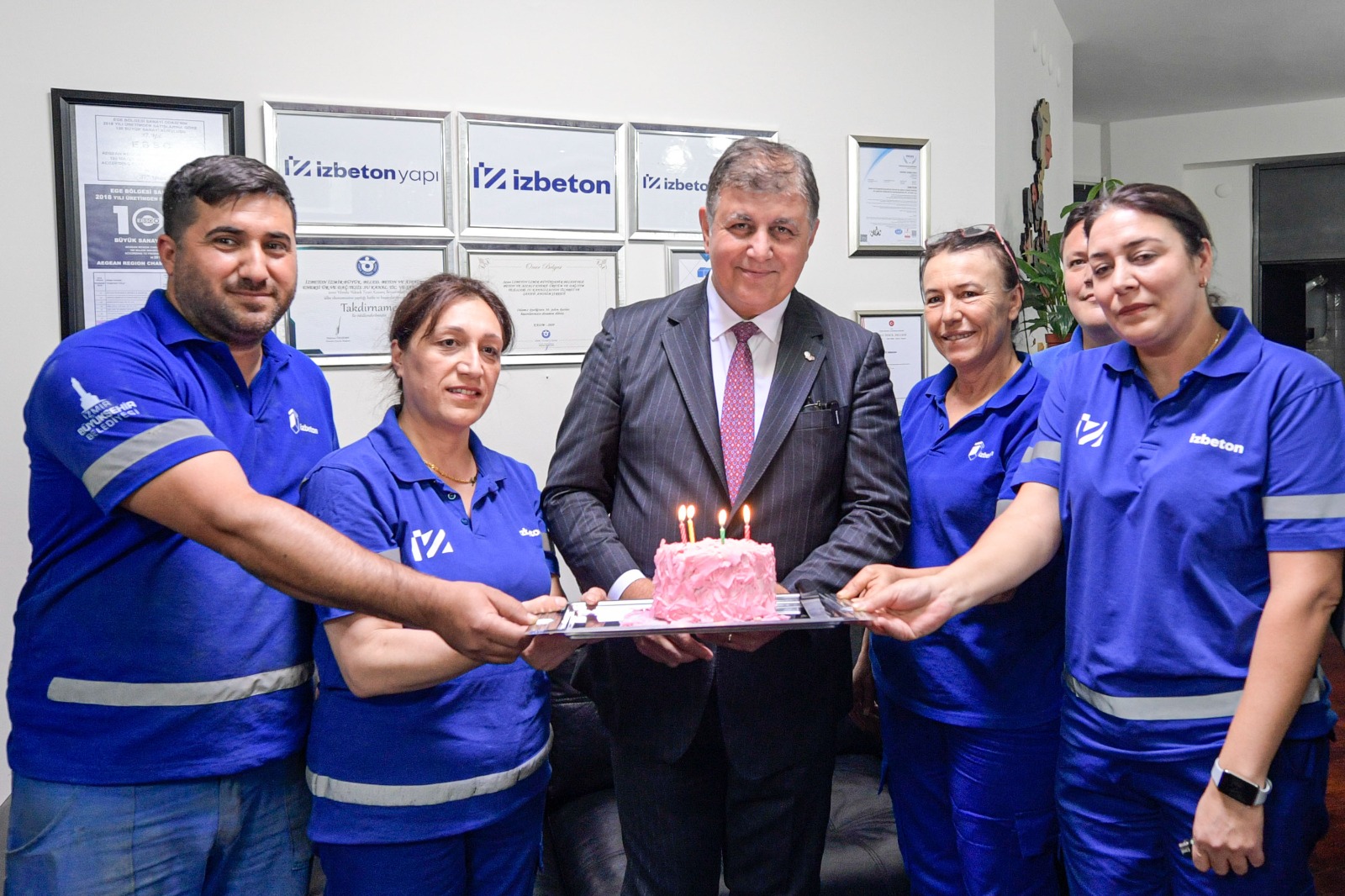 Başkan Tugay’a doğum günü sürprizi