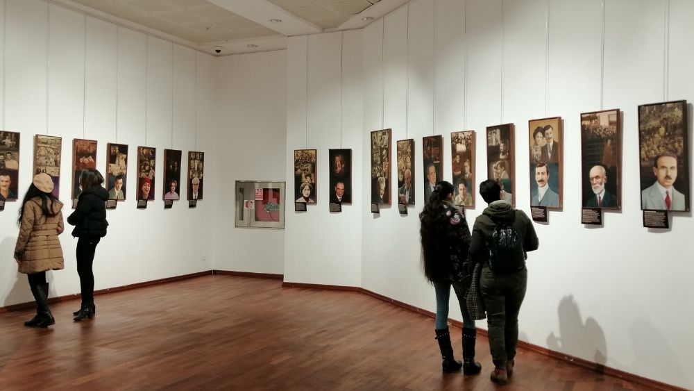 -Müze veya sanat galerisini ziyaret edin: Sanat eserlerini aceleyle değil, keyifle inceleyin ve sanatçının eserine kattığı emeği takdir edin.