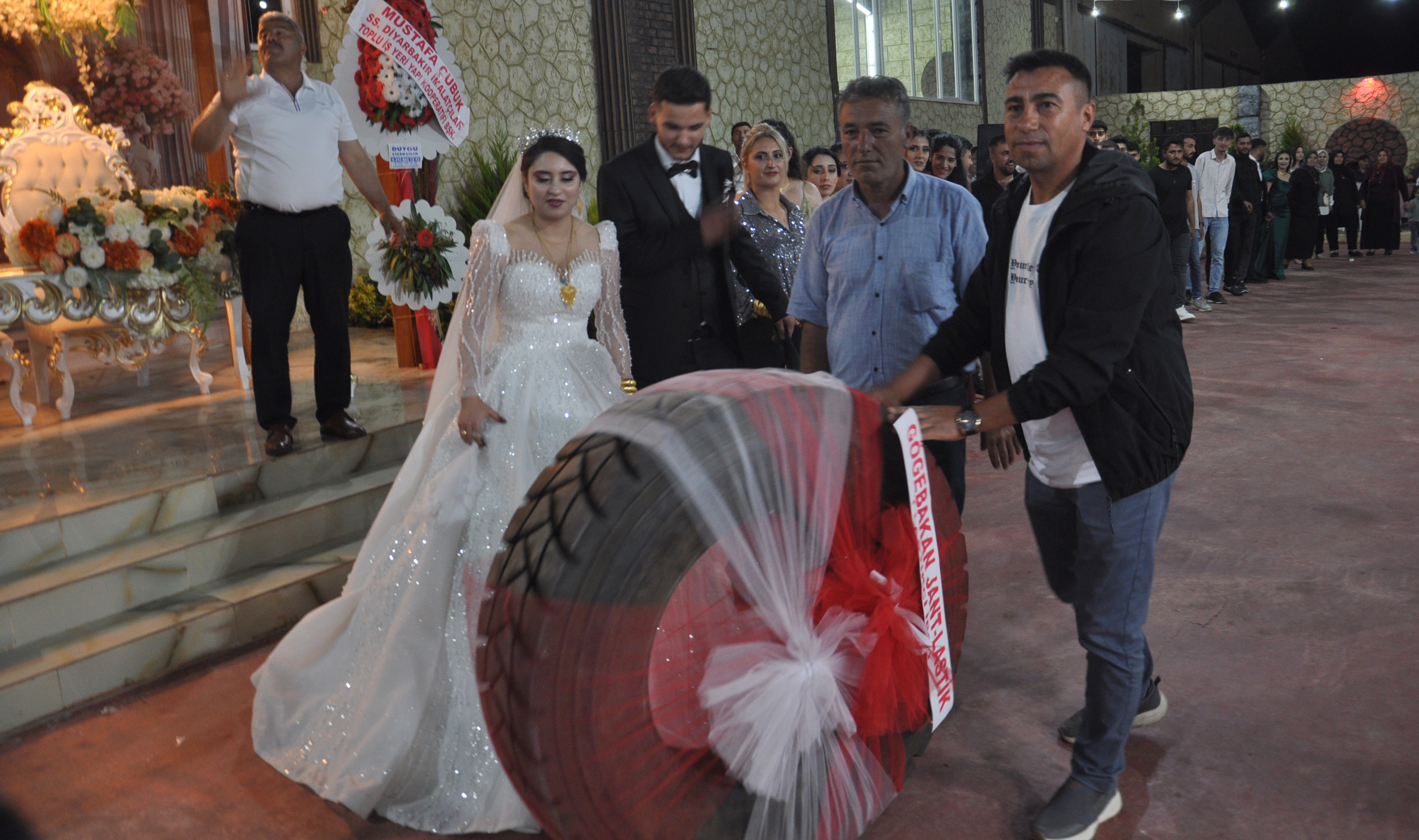 Tır şoförü damat arkadaşından düğün hediyesi olarak tır lastiği aldı!