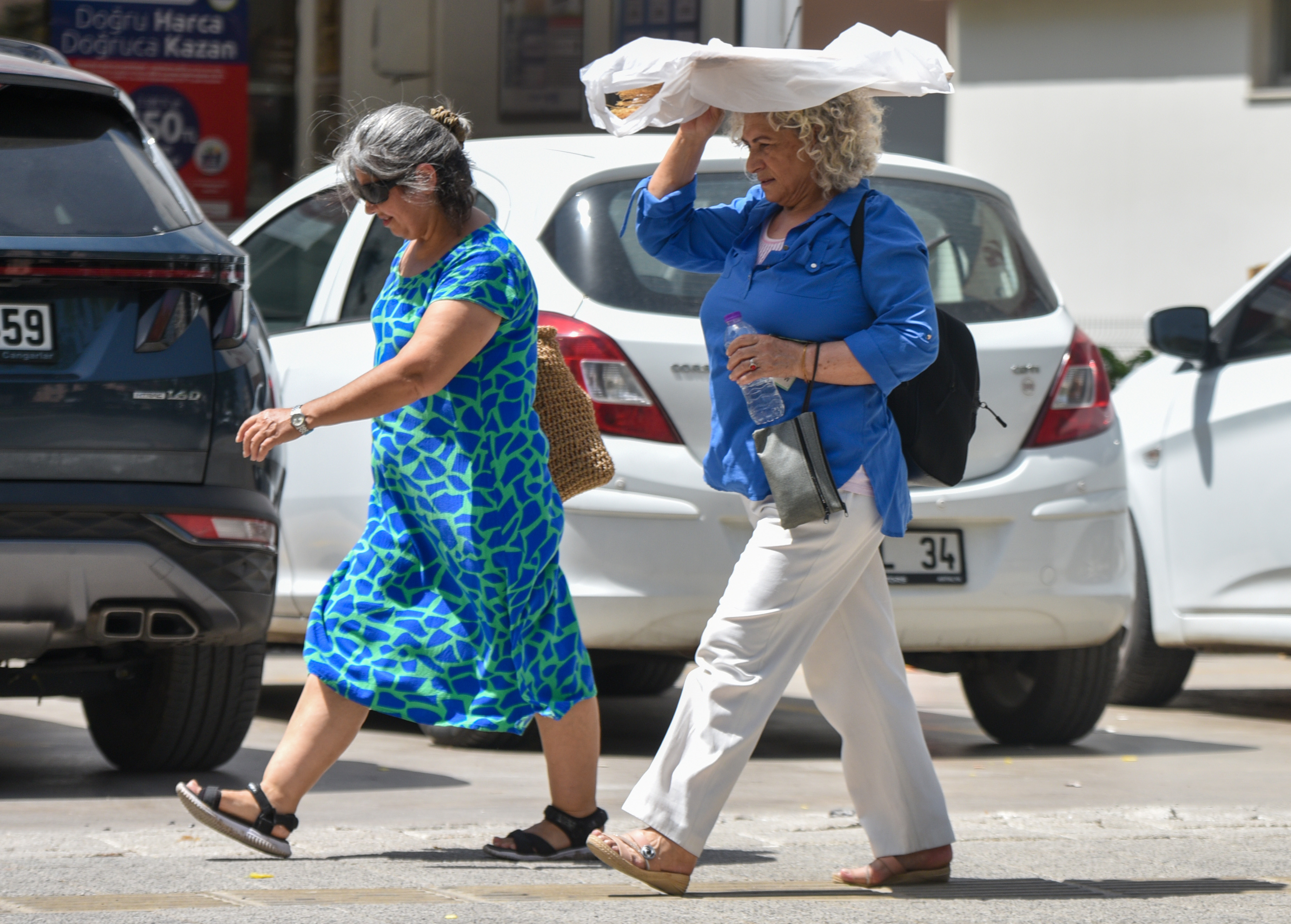 CADDEDE ŞEMSİYE İLE KORUMA