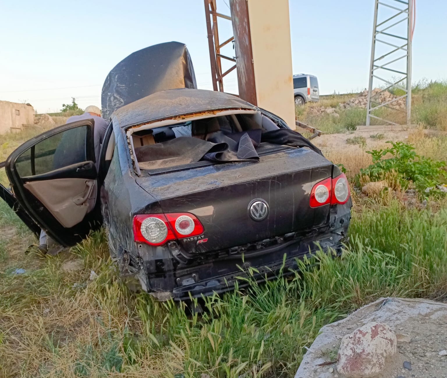 Niğde'de facia: Elektrik direğine çarpan arabada 1 ölü, 3 yaralı!