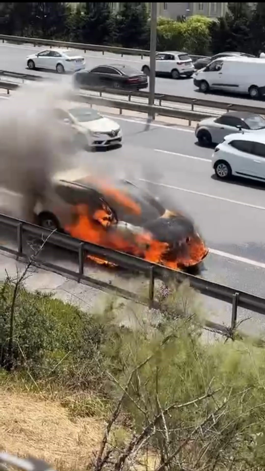 TEM Otoyolunda korkunç anlar: Otomobil alev alev yandı!