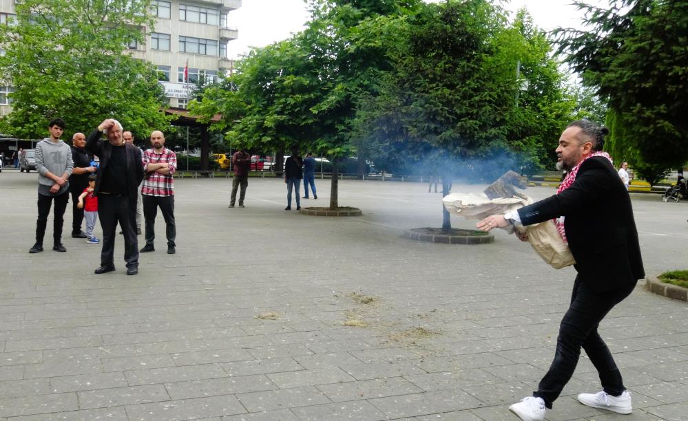 Gösterinin ardından açıklama yapan Dr. Kemal Sağlam, "Bugün burada performans gösterimde Refah’ta bombalanarak paramparça olup yanan bebeklerin ızdırabını, acısını anlatmaya çalıştım. Çünkü İsrail askerleri korkunç katliamlarına halen devam etmekte. Küçücük bebeklerin üzeri