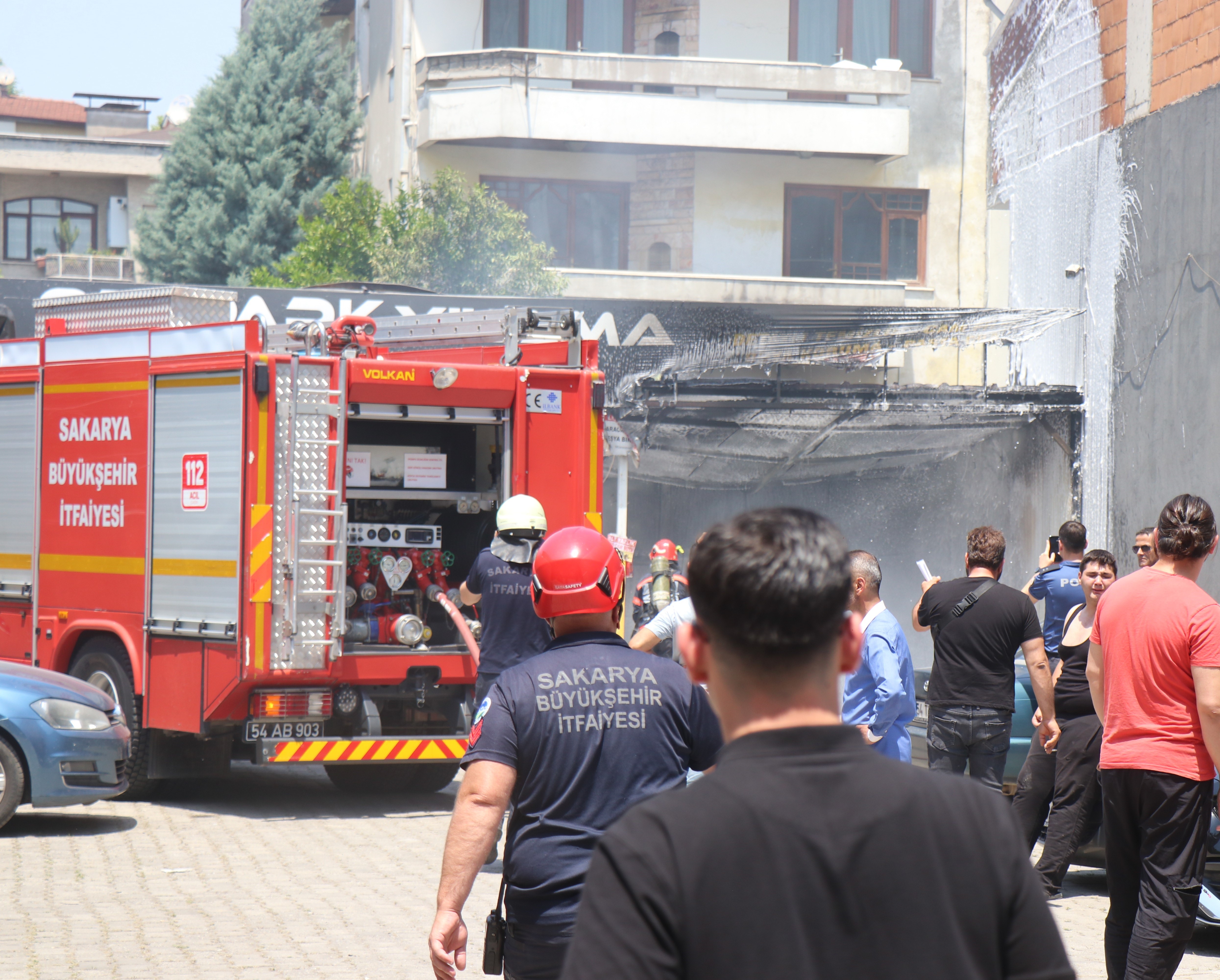 Sakarya'da oto yıkamada yangın: Mahalleli sokaklara döküldü!