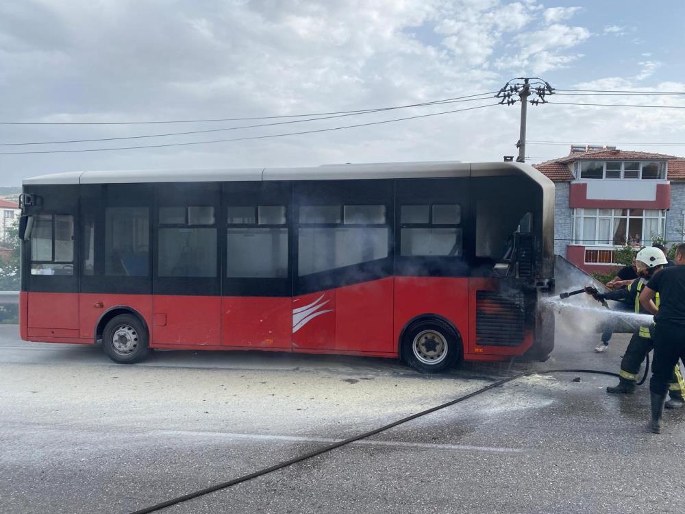 Otobüsün arka kısmından alevler yükseldiğini erken fark eden otobüs sürücüsü, otobüsü emniyet şeridine çekerek yolcuları tahliye etti.