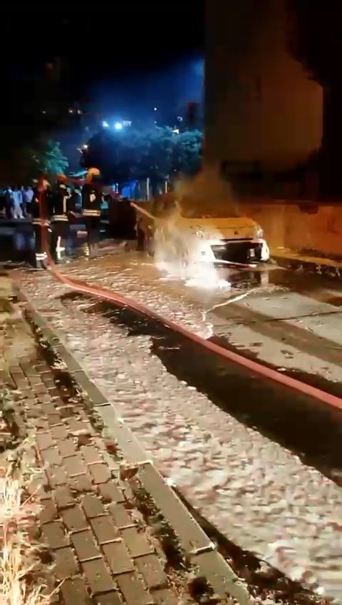Kocaeli'nin Çayırova ilçesinde park halindeki otomobilde yangın çıktı. Otomobil alev alev yanarken, küçük çapta patlama da meydana geldi.
