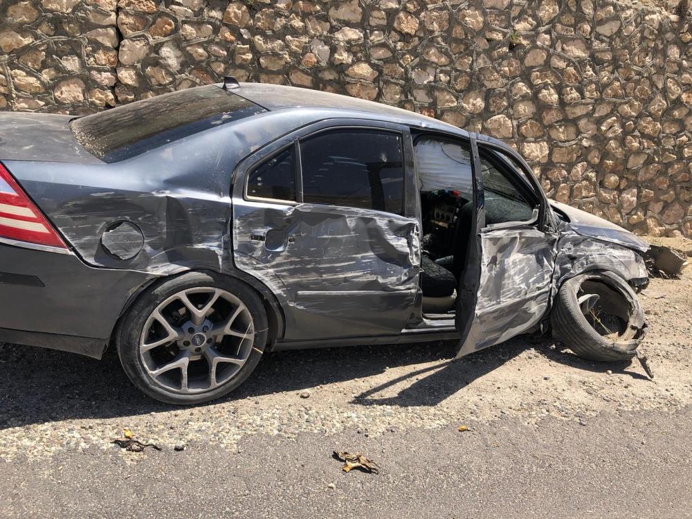 Adıyaman'ın Gölbaşı ilçesinde otomobilin istinat duvarına çarpması sonucu 5 kişi yaralandı.